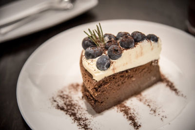 精致餐后甜点 奶酪蛋糕配蓝莓的艺术摄影
